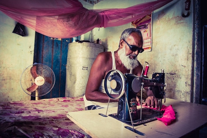 A Simple Stitch Less Cataract Surgery Makes This Man Stitch Together His Dreams Again!